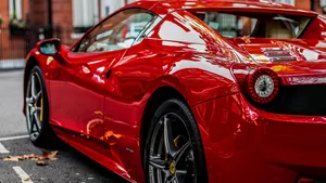 Un german a vrut să testeze un Ferrari și a făcut accident. Cât valora mașina de lux