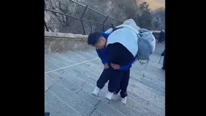 Un ghid turistic din China face bani cărând în spate turiștii obosiți. Cât câștigă