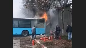 Autobuz Otokar în flăcări, în Autobaza Nordului din București (VIDEO)