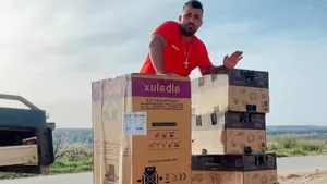 Reacția lui Adelin Petrișor, după ce a primit două colete de la Pescobar. În urmă cu câteva zile, TikTokerul îl umilise pe Dorian Popa (VIDEO)