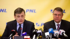 Crin Antonescu, atac la adresa lui Iohannis: „Un preşedinte slab, nepregătit şi dăunător pentru România. Nicuşor Dan poate fi la fel”