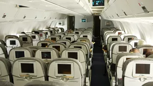 Situație revoltătoare la bordul unui avion. Un pasager s-a ridicat și a urinat pe bărbatul de lângă el