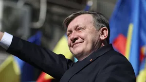 Crin Antonescu: Privesc sondajele, las cifrele să zburde și-mi văd de parcursul meu. Probabil sunt alegători PSD care votează cu Ponta, oameni care sunt fani Serbia… Sunt singurul candidat care umblu cu oameni mulți lângă mine (VIDEO)