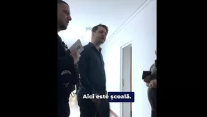 Internat din Timişoara, plin de muncitori şi saloane de masaj. „De ce elevele sunt forțate să întâlnească pe holuri bărbați doar cu prosop pe ei?” (VIDEO)