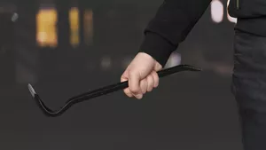 Senatoare POT bătută cu ranga de soția unui om de afaceri, în plină stradă. De la ce ar fi izbucnit scandalul