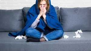 Noul trend periculos de pe TikTok: usturoi crud în nas pentru a scăpa de congestie. Ce spun medicii despre efectele metodei virale