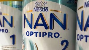 Companiile Nestlé și Danone, acuzate că au retras prea târziu formulele de lapte praf contaminate. Cum se apară producătorii