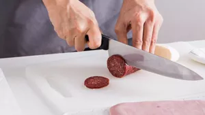 A crescut consumul de mezeluri în România. Cât mănâncă, de fapt, românii lunar