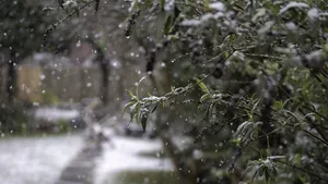 Vine frigul peste România! Ninsori la munte și vânt puternic în toată țara. Cât scad temperaturile