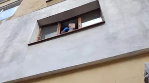Copil ajuns pe marginea unei ferestre, salvat de polițiștii de la Rutieră, după ce un trecător a dat alarma