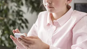 Telefoanele mobile ar putea fi interzise complet în școli. Elevii nu le-ar mai putea folosi nici în pauze, potrivit unui proiect de modificare a legii educației