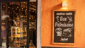 O cafenea din Stockholm este condusă de un manager AI care face angajări, dar și gafe. A comandat 6 000 de pachete de șervețele