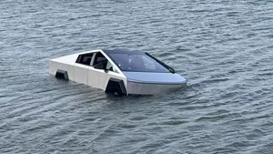 Un șofer din Texas a intrat cu Tesla Cybertruck într-un lac și a fost arestat. Bărbatul a încercat să testeze „modul de trecere prin apă” (FOTO)
