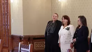 Șoșoacă a făcut show la Cotroceni, până să discute cu Nicușor Dan: „Este că-mi stă bine aici?” (VIDEO)