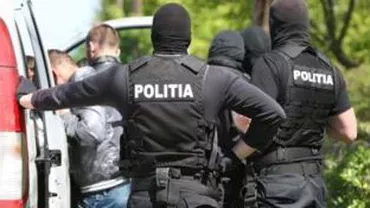 DIICOT Bucureşti: Trei kilograme de heroină, găsite la domiciliul unor traficanţi