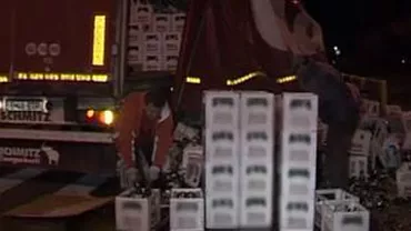 Incident pe DN 65: Sute de navete cu bere, sparte după ce un tir s-a răsturnat pe șosea