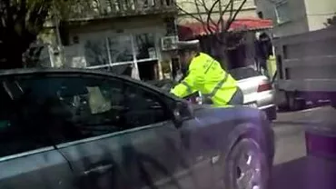 Buzău: Polițist luat pe capota unei mașini - VIDEO
