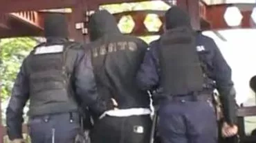 Magistraţii au emis mandate de arestare pentru Ghenosu şi alte cinci persoane din grupul infracţional al acestuia