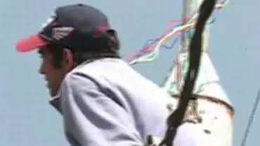 Protest la Cotroceni: Un bărbat ameninţă că sare de pe un stâlp cu un cablu legat de gât