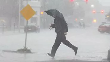 Furtună şi grindină în Bucureşti: Oprescu a convocat Comandamentul pentru Situaţii Meteo (VIDEO)