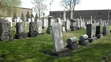 Turnuleţe şi statuete, locurile de veci ale rromilor din Timişoara. Vezi cât costă un cavou-palat!