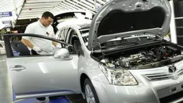 Toyota recheamă în service 110.000 de mașini hibrid pentru probleme la circuitele electrice