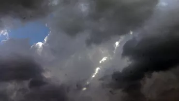 Avertizare meteo de ploi și vijelii în toată țara, începând de vineri noapte