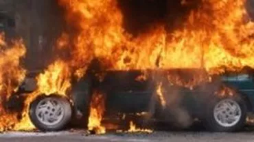 Autoturismul de lux al unui om de afaceri din Piatra Neamț a fost incendiat