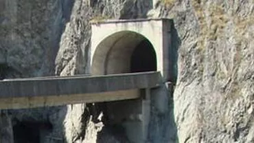 Argeş: Un bolovan s-a prăbușit peste mașina unor turiști, lângă Vidraru