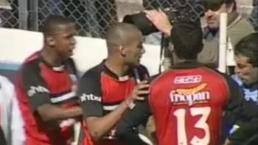 Fotbal uruguayan: Și-a lovit adversarul iar apoi a pălmuit tușierul (VIDEO)