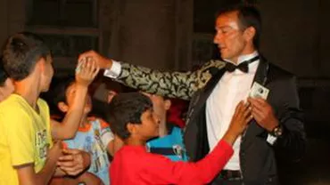 Radu Mazăre împarte trei sute de mii de euro săracilor: "Nu discutăm de silicoane şi de botoxuri"