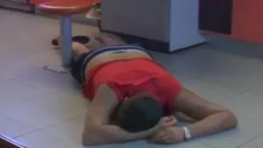 Un timișorean băut bine a dormit o noapte întreagă într-o bancă unde intrase să scoată bani de pe card (VIDEO)
