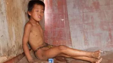 Și-a ţinut nepotul legat cu lanțuri timp de doi ani, motivând că băiatul suferă de un handicap (FOTO)