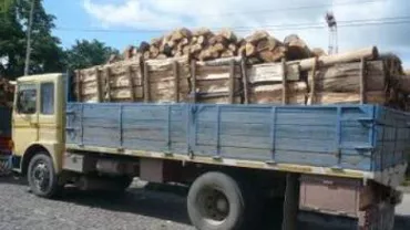 Neamț: Trei persoane au fost rănite după ce un camion cu lemne s-a răsturnat