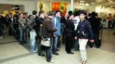 Cozi interminabile la casele de bilete pentru meciul România-Franța