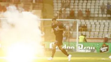 Liga I: Dinamo - Rapid, scor 0-0. Suporterii au aruncat cu torțe și petarde pe teren