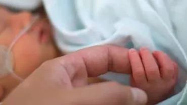 Un bebeluș de două luni a ajuns la spital cu traumatisme și echimoze la cap