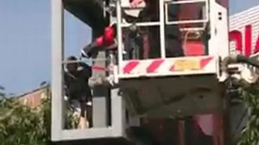 București: Un bărbat protestează pe un panou publicitar din Piața Unirii