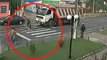 Accident spectaculos în Dâmboviţa: O biciclistă a scăpat cu viaţă, după ce a fost lovită de un camion (VIDEO)