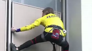 Alain Robert, alias "Spiderman", a escaladat hotelul Intercontinental din Bucureşti în 15 minute