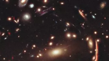 Noi imagini surprinse de telescopul Hubble arată ce efect are materia întunecată asupra unei galaxii (FOTO)