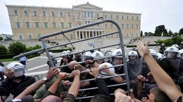 Noi măsuri de austeritate în Grecia: Pensiile și salariile vor fi reduse, taxele vor crește