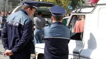 Un polițist care participa la o descindere s-a împușcat accidental în picior (VIDEO)