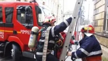 Incendiu la un hotel din Borșa: Acoperișul a ars și zece camere au fost cuprinse de flăcări