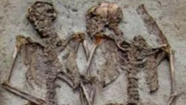 Scheletele a doi îndrăgostiți care au trăit în urmă cu 1.500 de ani și au fost îngropați ținându-se de mână, descoperite în Italia (FOTO)