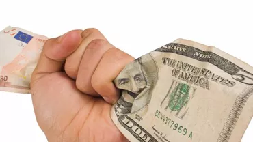 Recesiunea bate din nou la porţile României: Pot fi convinse băncile să nu scoată banii din ţară?