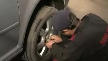 Aglomerație la service-uri: Șoferii se grăbesc să își doteze mașinile cu anvelope de iarnă de teama amenzilor