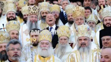 Imaginea anului în România: Traian Băsescu, surprins în mijlocul fețelor bisericești (FOTO)