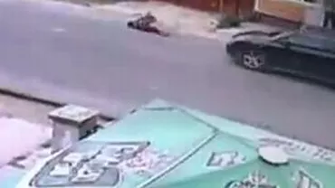 Accident teribil, surprins de camere: Un copil de 8 ani este lovit în plin de o mașină (Imagini şocante)