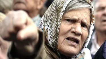 Pensionarii au ieșit în stradă: 200 de persoane protestează față de neindexarea pensiilor în 2012